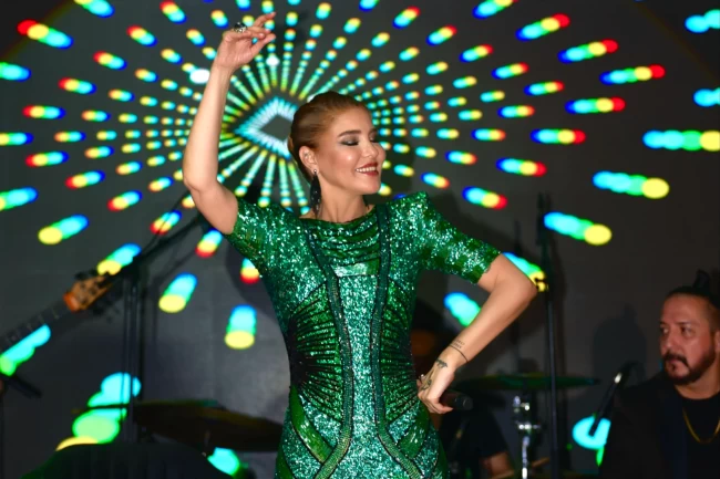 Gülben Ergen, Bursa'daki düğünde sahne şovuyla büyüledi