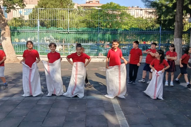 İzmir'de Geleneksel Çocuk Oyunları Şenliği coşkuyla geçti