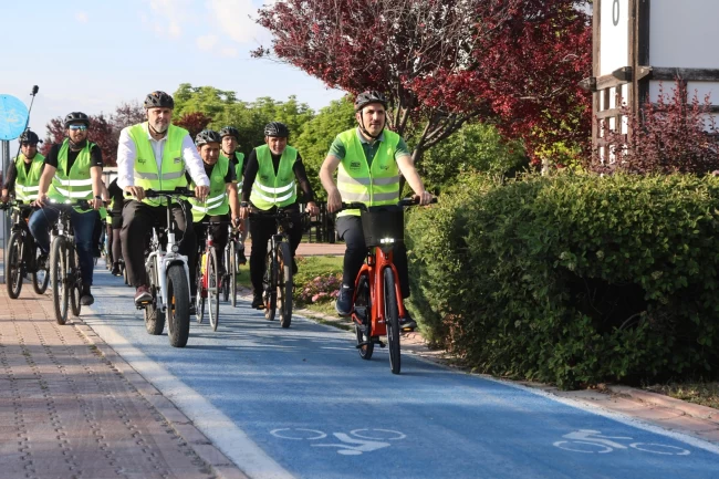 Başkan Altay Dünya Bisiklet Günü'nde bisikletseverlerle pedal çevirdi