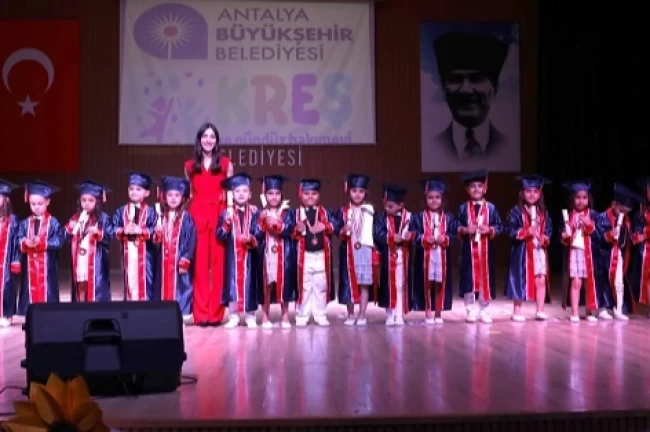 Antalya'da Kumlucalı miniklerden mezuniyet kutlaması