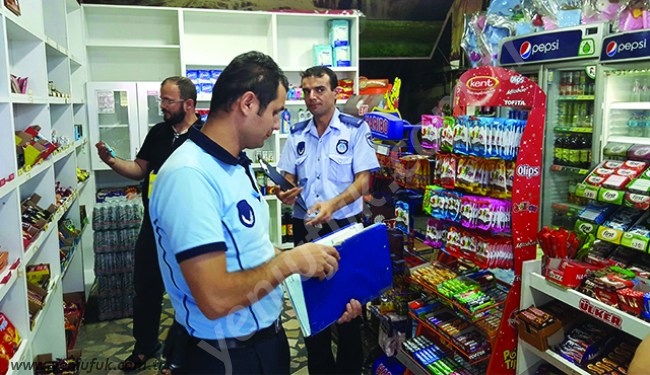 ZABITA, BÜFE VE BAKKALLARI DENETLİYOR..