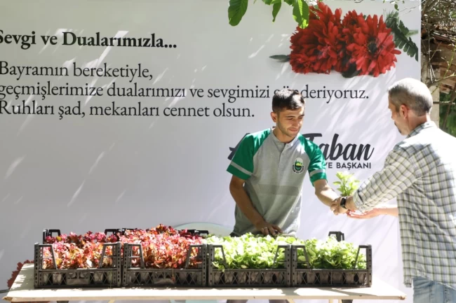 Bursa İnegöl Belediyesi mezarlıklarda 9 bin çiçek dağıttı