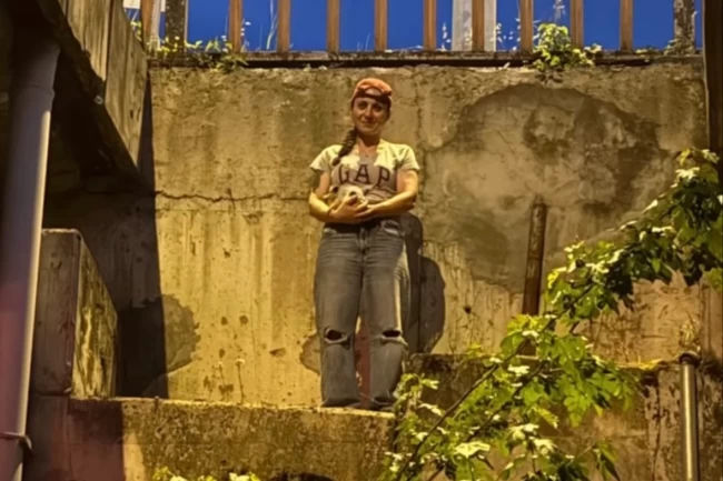 Düzce'de duyarlılık... Canını hiçe sayıp, mahsur kalan yavru kediyi kurtardı!