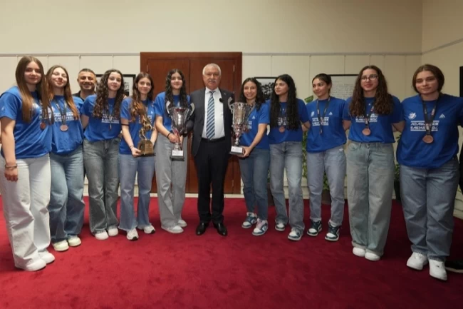 Adana Büyükşehir U18 Kız Basketbol Takımı Türkiye 3'üncüsü