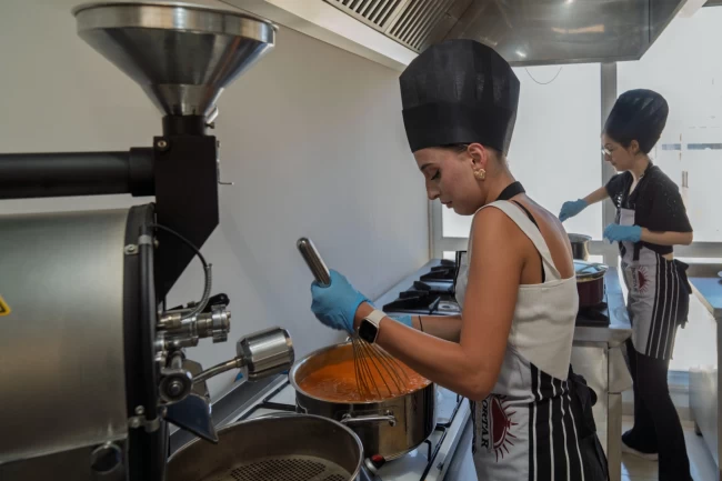 İzmirli gençler sağlıklı ve ekonomik yemek yapmayı öğreniyor