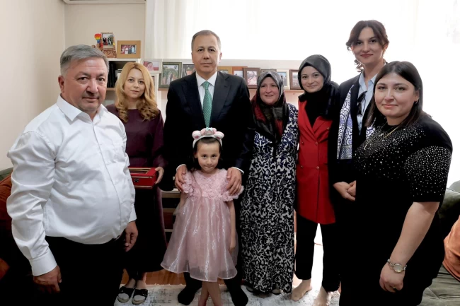 Bakan Yerlikaya'dan Konya'da şehit ailesine ziyaret