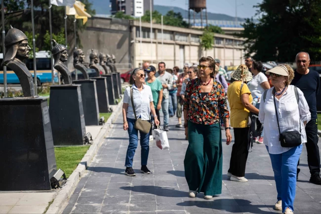 İzmir Bornova'da çınarlar için tarih ve doğa gezisi