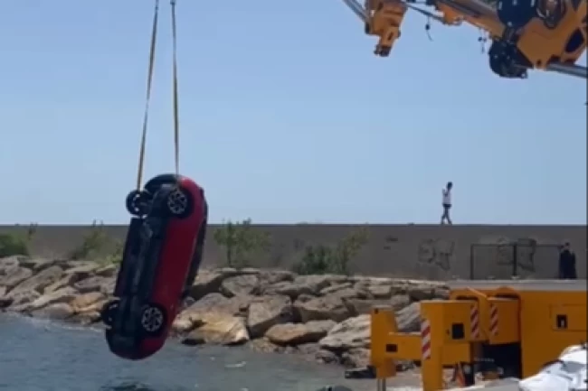 Keşan'da el freni unutulan otomobil denize uçtu