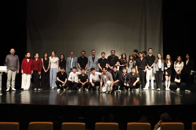 Bursa Yıldırım Ticaret MTAL'de gençlerin yapay zekâ filmleri ödüllendirildi