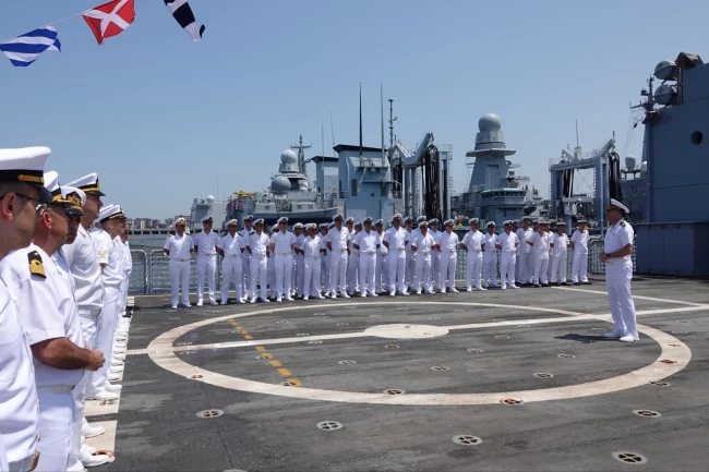 Türk gemileri Taranto'da