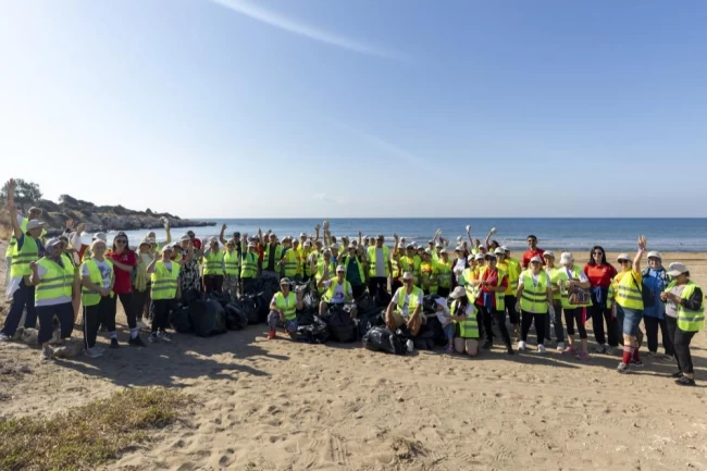 Mersin Büyükşehir ile gönüllüler Ayaş sahilini temizledi