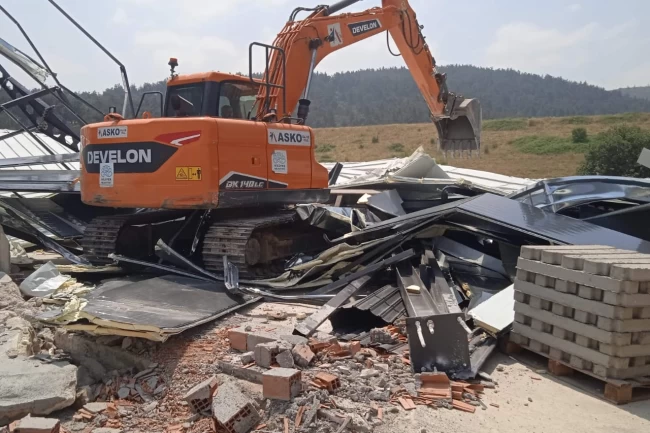 Bursa Kayapa'da kaçak fabrika yıkıldı