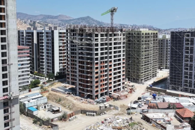 Başkan Tugay'dan Örnekköy'de kentsel dönüşüm denetimi