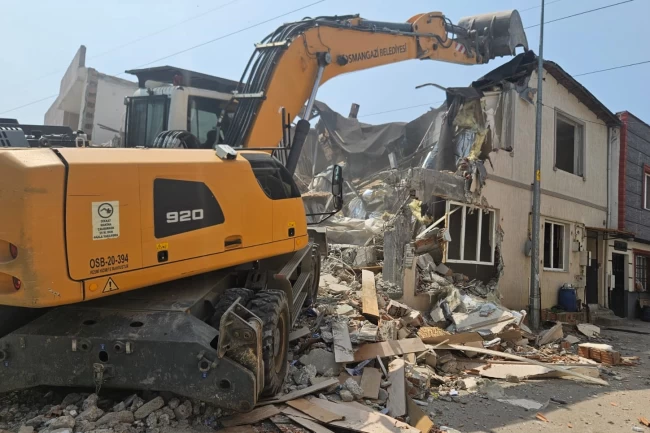 Bursa Osmangazi'de iki katlı kaçak bina yıkıldı
