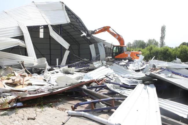 Bursa Nilüfer'de kaçak iş yeri yıkıldı