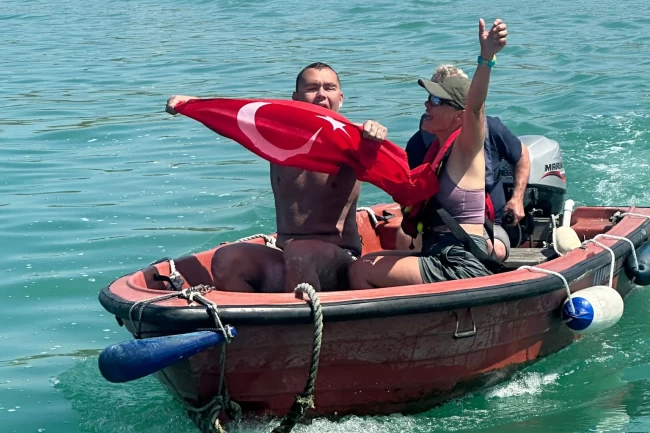 İzmir'in gururu Tuna bir kez daha tarih yazdı... Tuna, 'Manş' hedefine ulaştı!