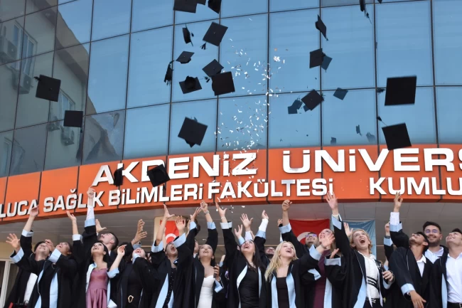 Akdeniz Üniversitesi Kumluca MYO'da mezuniyet coşkusu