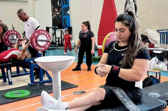 Meramlı haltercilerden Türkiye Şampiyonası'nda çifte zafer