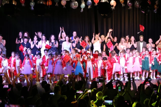 İzmir'in Nar Çiçekleri'nde mezuniyet sevinci