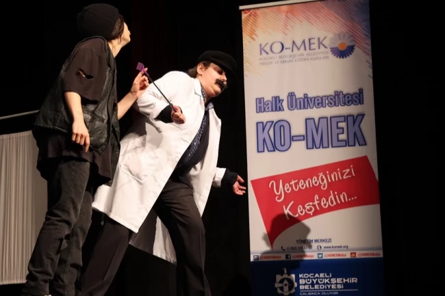 KO-MEK kursiyerlerine sahnede tam not