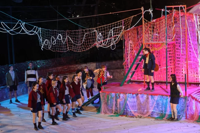 "Sineklerin Tanrısı" Bursa Nilüfer'de prömiyer yaptı