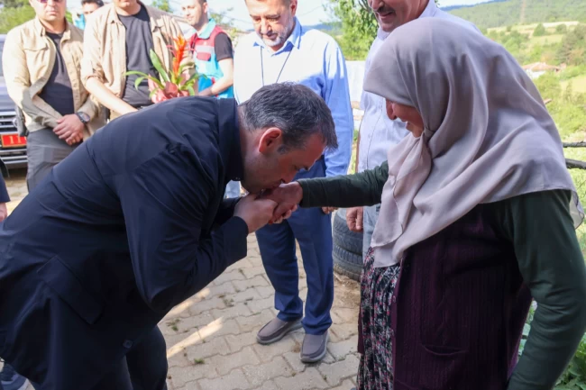 Bilecik Valisi, Şehit Sedat Çakır'ın ailesini ziyaret etti