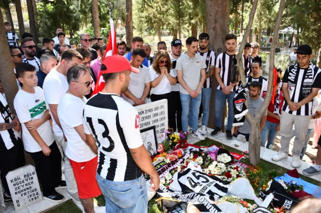 Manisa'da Ferdi Zeyrek'in kabri ziyaretçi akınına uğradı