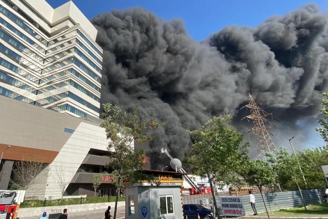 İzmir'de plastik deposunda yangın!