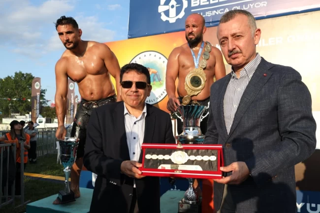 Kocaeli yağlı güreşlerde başpehlivan Orhan Okulu oldu