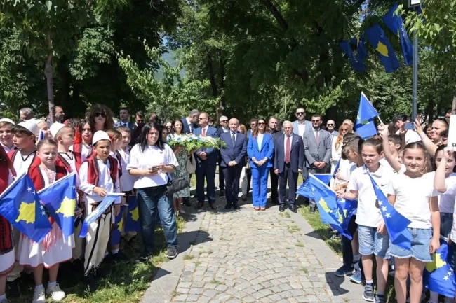 Başkan Şadi Özdemir Peja'nın Kurtuluş Günü törenlerine katıldı