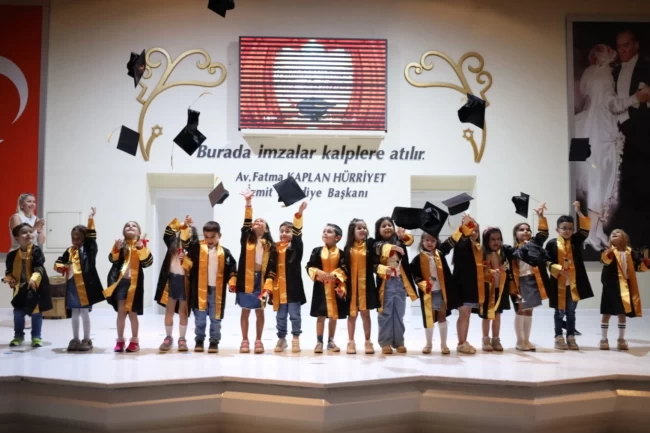 İzmit'te Çınar Çocuk Evleri'nde mezuniyet sevinci