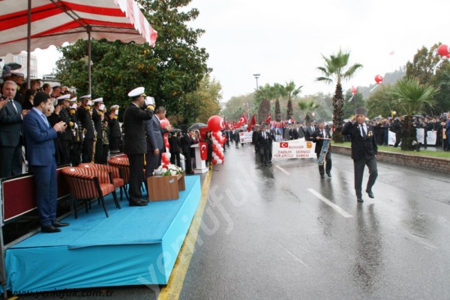 YAĞMURA RAĞMEN COŞKUYLA KUTLANDI