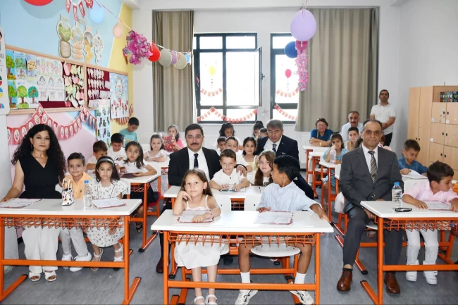 Mudanya'da Kaymakam Terzi öğrencilerin karne sevincine ortak oldu