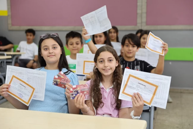 Fatma Şahin'den Gaziantepli çocuklara karne hediyesi