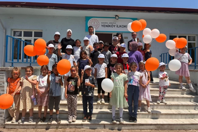 Sakarya'nın tebessüm ekibi ilçelerede miniklere neşe saçtı