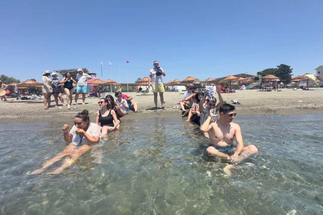 İzmir'de gençlerle yaz boyu 'su gibi eğlence'