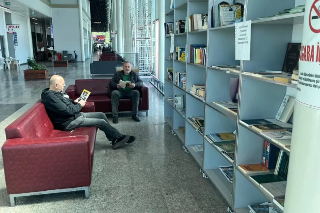 Ordu'da yolcular otobüslerini kitap okuyarak bekliyor