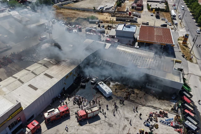 Sakarya'da traktör fabrikasında yangın!