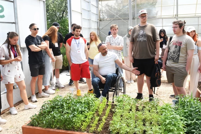 Avrupalı öğrenciler Osmangazi'de fide dikti