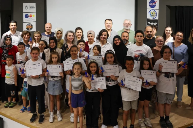 İzmir Karabağlar'da uzayla buluşan çocuklara sertifika töreni