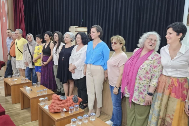 Karabağlar'da kadınların emeği ve mücadelesi panelde yankı buldu