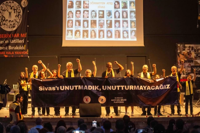 Bornova'da Madımak Katliamı'nın 32. yılı duygu dolu etkinlikle anıldı