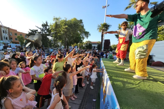 Gölcük'te karne şenliği Anıtpark'ı doldurdu