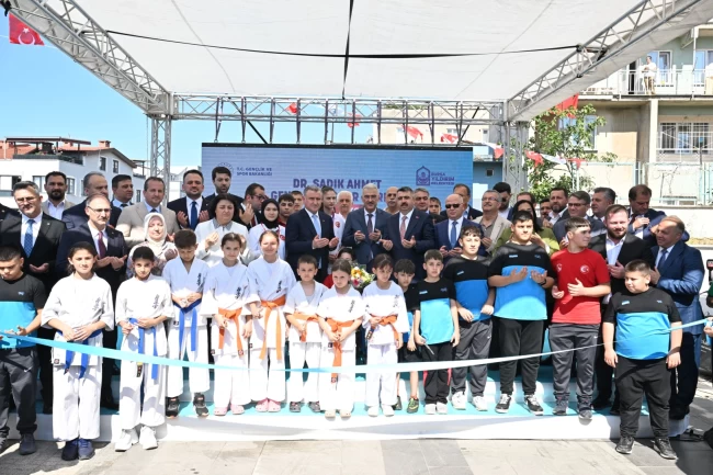 Bursa Yıldırım'da 7'den 70'e spor ve kültür merkezi açıldı