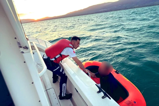 Genç turist İznik Gölü'nde mahsur kaldı!