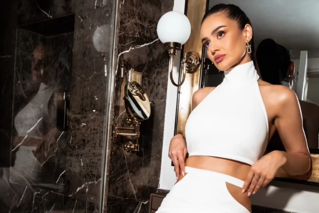 Elif Buse Doğan, Kıbrıs'ta sahne şovuyla büyüledi