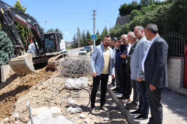 İzmit Belediyesi Huzur Sokak'ta istinat duvarı yapıyor