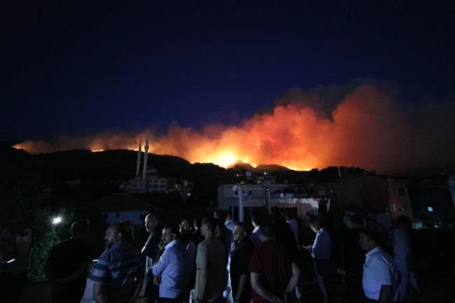 Hatay'da yangın büyüdü, 920 ev boşaltıldı