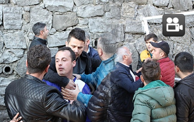 FUTBOLCU, TRİBÜNE ÇIKTI..ORTALIK KARIŞTI..