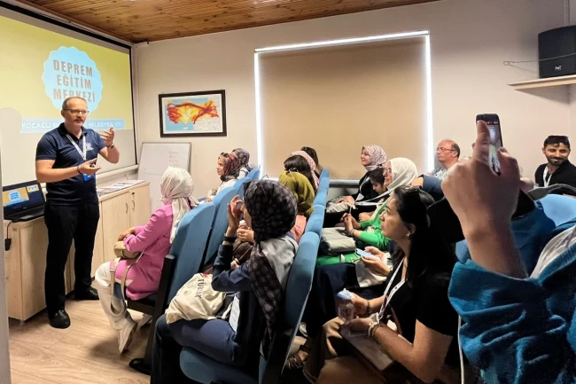 Deprem bölgesi öğretmenlerine Kocaeli'den afet eğitimi